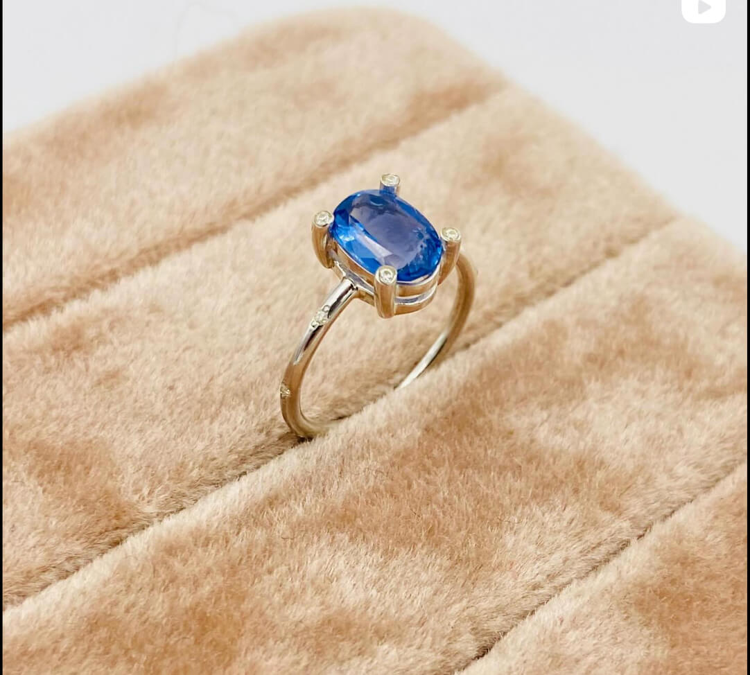 Anillo de oro y nombre de la piedra
