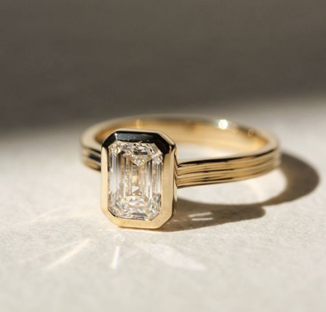 Anillo de oro y nombre de la piedra